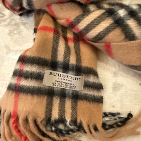Burberry 100% Cashmwre scarf, made in England, Classic Check - Picture 3 of 3